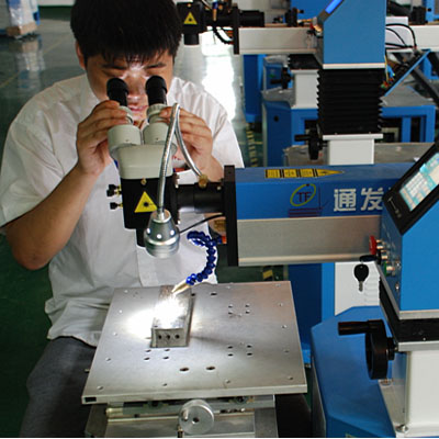 針對稍大模具，可轉向觀察操作